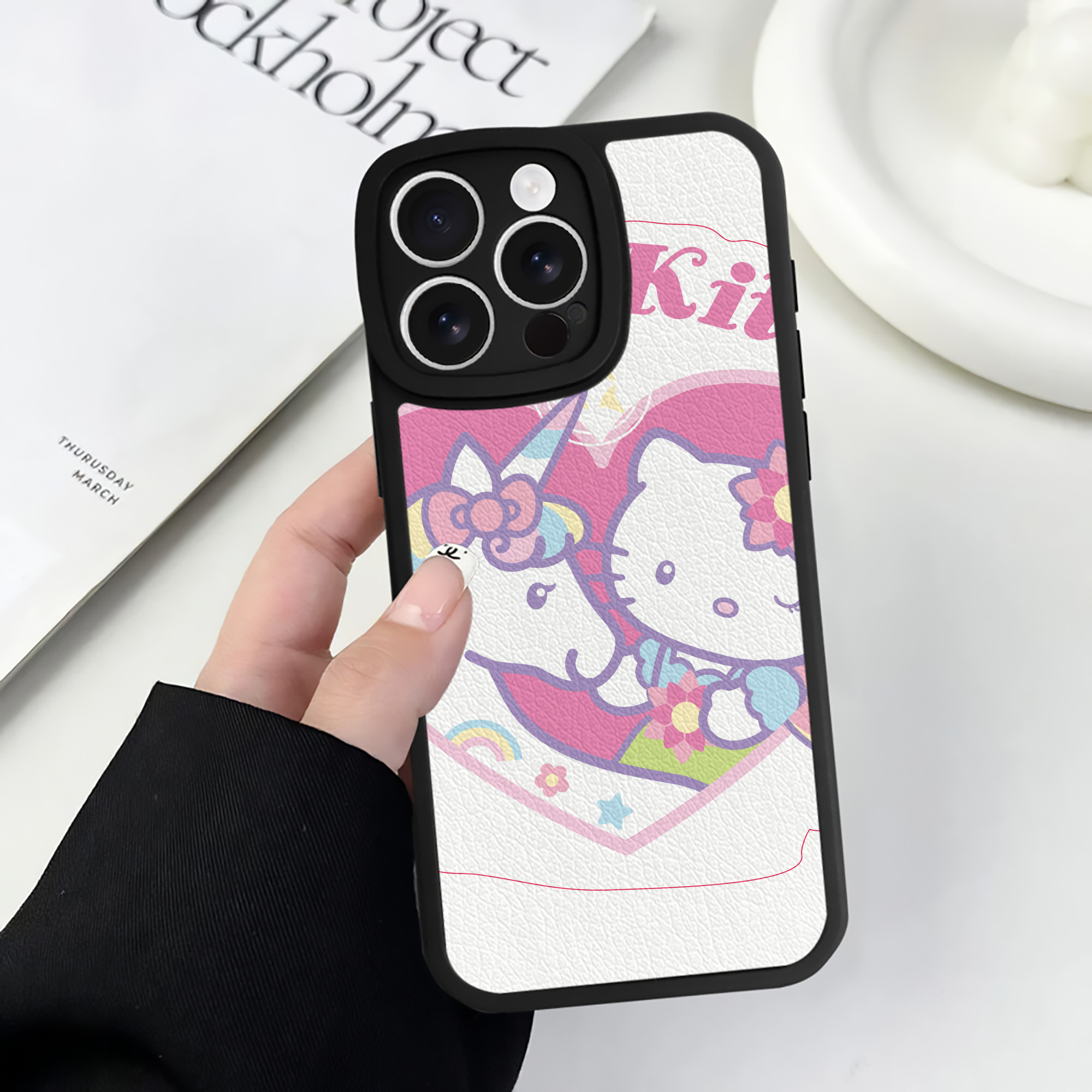 （画像用） Hello Kitty ハローキティ 【iPhone 16シリーズ対応】シリコンスマホケース（レザー調） 材質：シリコン